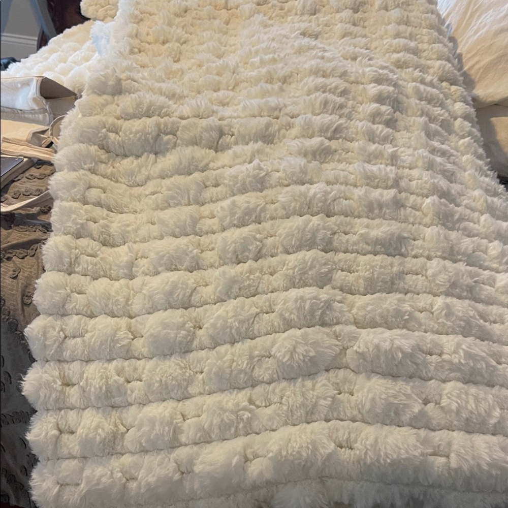 Luxurious Cream Faux Fur Throw Blanket